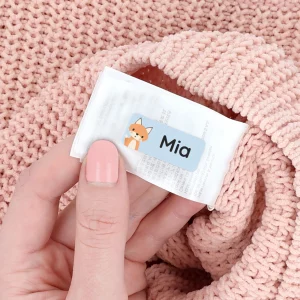 Navnelapper som klistres på tøj og udstyr