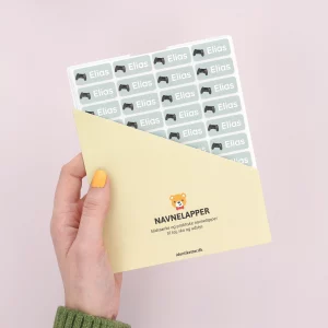 Navnelapper som klistres på tøj og udstyr