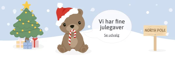 Illustration af en bjørn med halstørklæde ved siden af et juletræ og gaver på vinterbaggrund.