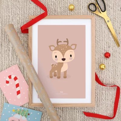 Baby, der sidder og kigger på julegaver med røde sløjfer og julekort på.