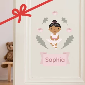 Illustration af ballerina med navnet ”Sophia” som dørdekoration på et børneværelse.