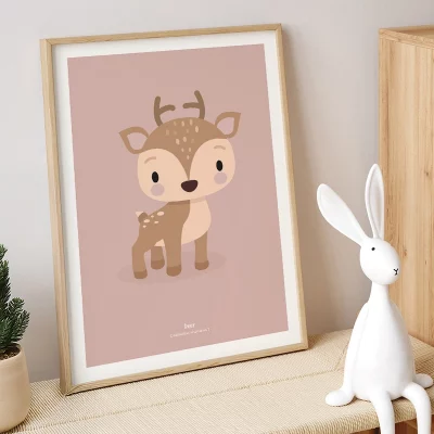 Plakat med søde rådyr på et børneværelse, placeret på en kommode med interiør omkring.