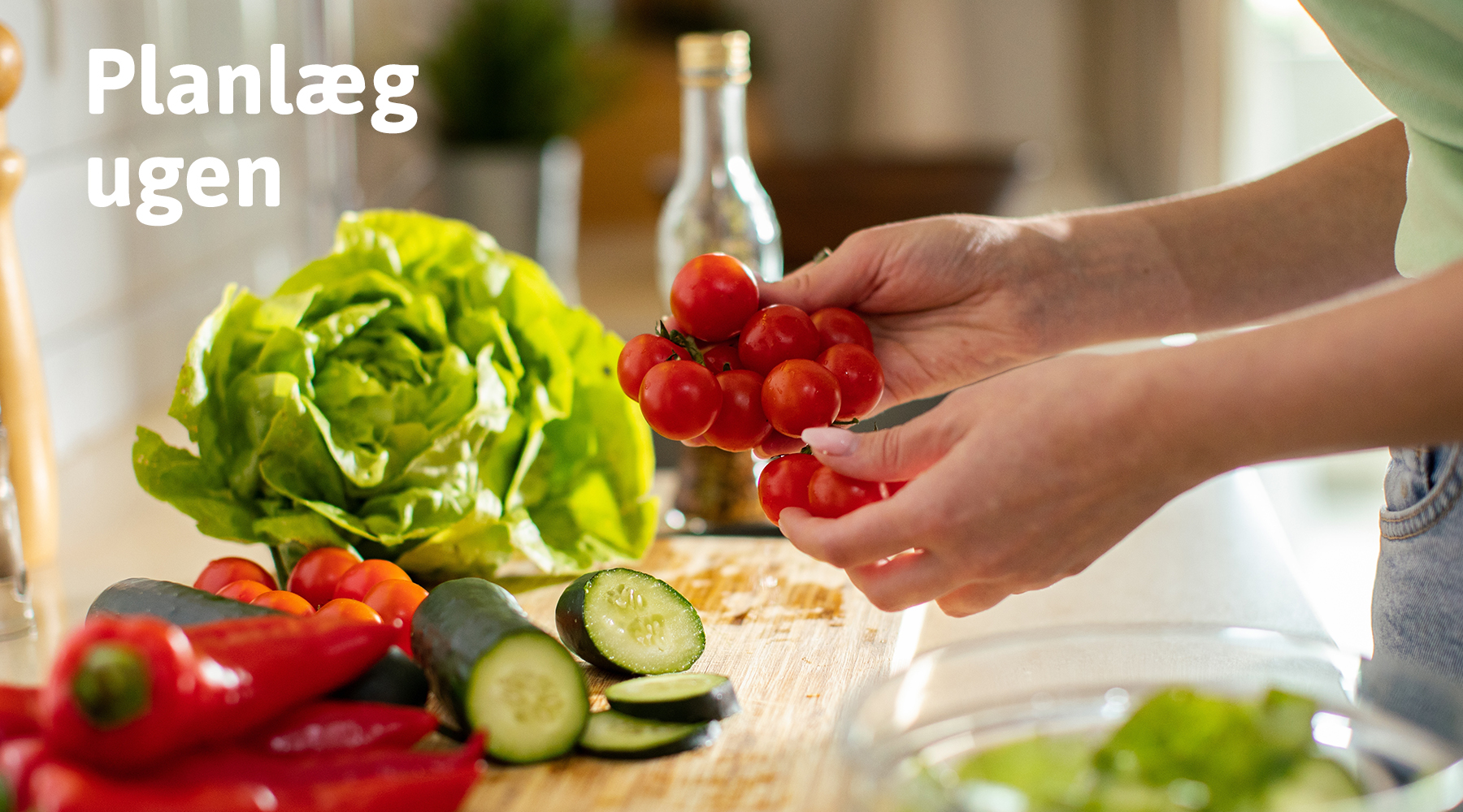 Dette billede viser en person, der forbereder friske grøntsager i et køkken. Perfekt til inspiration eller print som plakat for barnerum, for at tilføje et farverigt og sundt tema til indretningen.