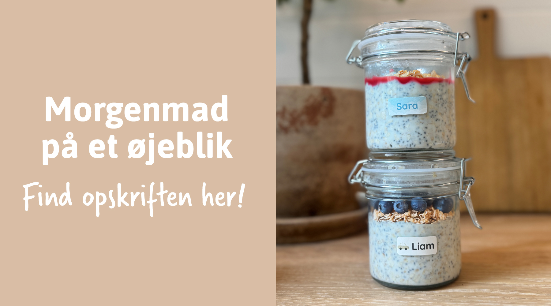 To glas med morgenmad mærket med personlige navnelapper for børn står stablet på et køkkenbord.