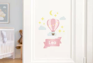 Vægoverføringsbillede af lyserød luftballon med navnet Lea, perfekt til børneværelse dekoration.