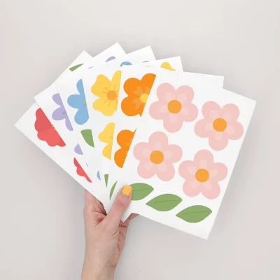 Vægdekoration med markblomster