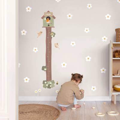 Barnedekor med personlig højdemåler og blomstermotiver monteret på væg, ideel til børneværelset.