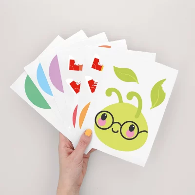 Farverig larve-vægdekoration til børn. Perfekt til børneværelset – gør tal og tælling til en sjov og lærerig del af hverdagen.