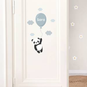 Panda vdør-stickers til børneværelset med personlig navn på ballon. Perfekt til at skabe en hyggelig atmosfære.