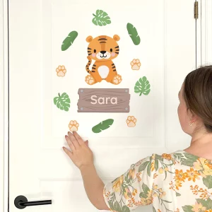 Vægdækoration til børneværelse med tigerdesign og navneskilt, perfekt til at personliggøre barnets rum.