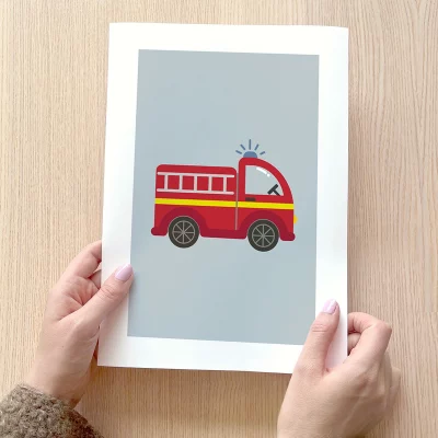 Plakat med børneværelsesmotiv af en brandbil i rød og gul, perfekt til at dekorere børneværelset.