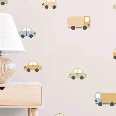 Børnevenlig vægdekor med biler og lastbiler til barneværelset.
