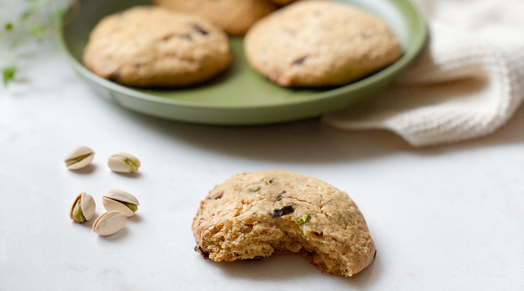 Nybagte pistaciekager på fad – børnevenlige glutenfri cookies.