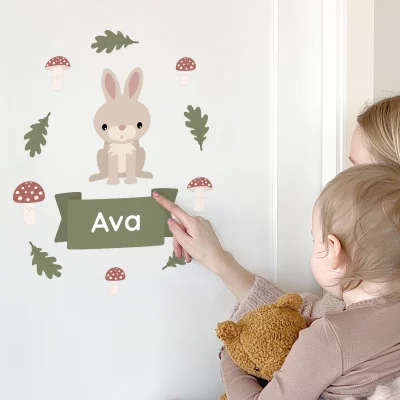 Mor og barn peker på en dørdekor med kaninmotiv og navnet Ava, perfekt som personlig dekorasjon for barnerommet.