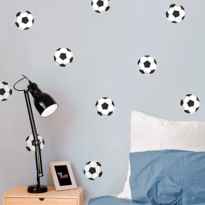 Vægdekor med fodboldmotiver i et børneværelse, der skaber en legende og sporty atmosfære. Billedet viser en lampe og en ramme med teksten Let’s Play, perfekt til børneværelsets indretning.