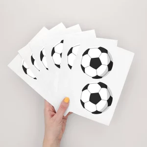 Et sæt af seks fodboldkort med enkle, stiliserede fodboldmotiver. Ideelle til børns fødselsdage eller som en del af sportsinspireret dekoration til deres værelse. Perfekte til at tilføje sjov til festlighederne.