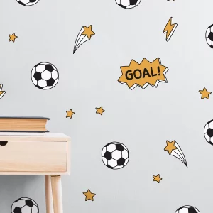 Veggdekor med fotballmotiv, inklusiv fotballer, stjerner og teksten GOAL!, som passer perfekt til barnerommet. Dekoren skaper en leken atmosfære, ideell for unge fotballfans.
